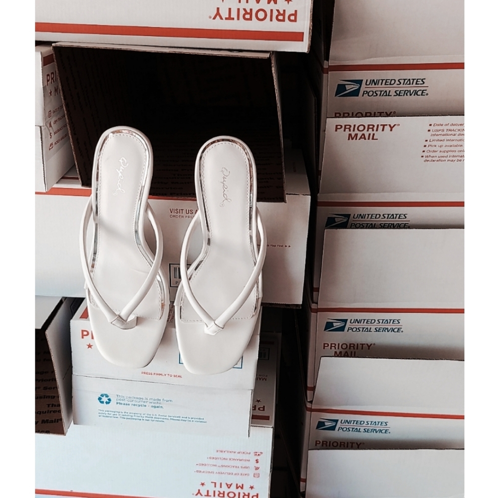 🚨//Girls night out Collection//White thong sandal - Picture 4 of 5